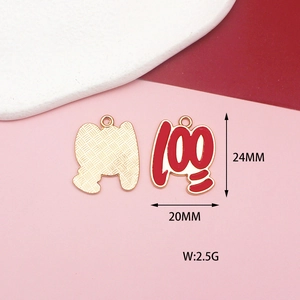 Detailansicht des 100 Emoji Anhängers mit rotem Emaille und goldener Rückseite