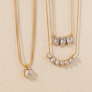 Elegante 18 Karat vergoldete Edelstahlhalsketten mit funkelnden Zirkonia Kristallanhängern