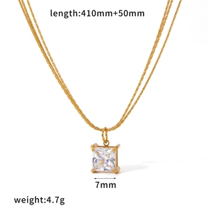 Detailansicht der 18k vergoldeten Edelstahlhalskette mit 7mm quadratischem Zirkon