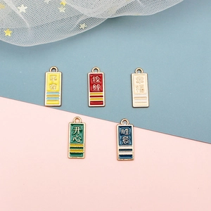 Cinq breloques colorées en alliage émaillé avec des vœux chinois pour bijoux DIY.