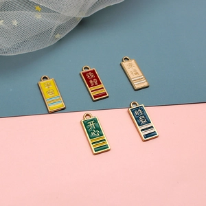Gros plan de cinq pendentifs en émail colorés avec des caractères chinois festifs