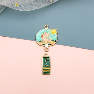 Détail du charm éventail dinosaure mignon et de la plaque Happy pour projets de bijoux DIY