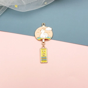 Détail macro du pendentif en émail de style chinois avec alpaga et signe de la paix