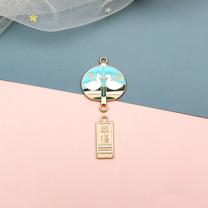 Vue détaillée d'une breloque en alliage de style chinois avec éventail et plaque décorée