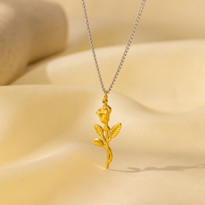 Elegante collana con ciondolo a rosa dorata e catena d'argento sottile da donna