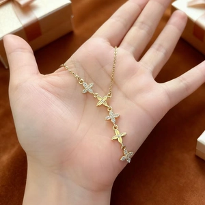 Collier élégant plaqué or 18k avec pampilles de fleurs et cristaux sur fond en velours