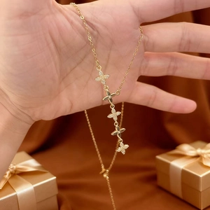 Collier plaqué or 18k avec cinq pendentifs trèfle en diamant et onyx sur soie marron