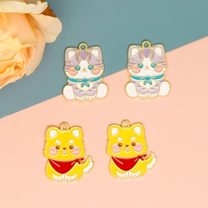 Detail van schattige emaille kat en hond bedeltjes voor DIY halskettingen en sleutelhangers