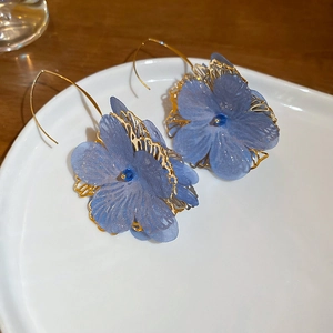 Boucles d'oreilles créoles fleurs en tissu bleu élégantes avec filigrane doré