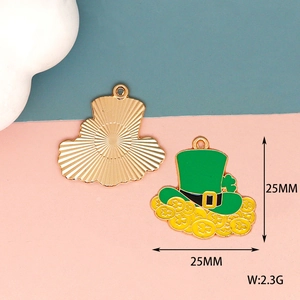 Close-up of 25mm green Leprechaun hat pendant with dimensions and weight for DIY jewelry making