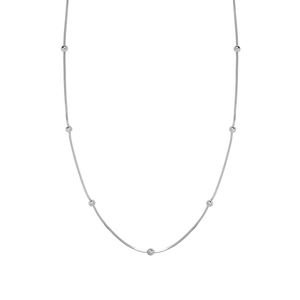 Détail du collier chaîne serpent argentée orné de sept perles lisses au style minimal