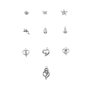 Sortiment an polierten Edelstahl-Anhängern mit Meeres- und Herzmotiven für DIY-Schmuck