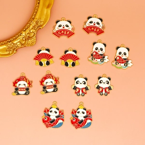 Detailweergave van Chinese stijl panda emaille bedeltjes voor DIY sieraden en ambachten