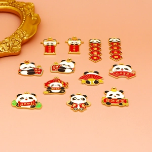 Gedetailleerde weergave van diverse Chinese panda emaille bedeltjes voor DIY sieraden maken