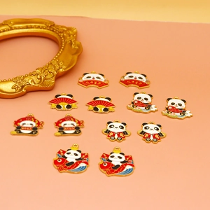 Detail van feestelijke Chinese panda-bedeltjes van emaille voor doe-het-zelf sieradenaccessoires