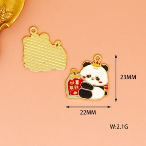 Detailweergave van een panda-emaille bedeltje met afmetingen van 22 mm bij 23 mm.