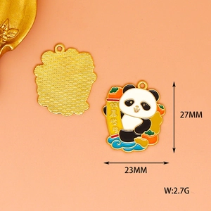 Detailweergave van Chinese stijl panda emaille hanger met afmetingen 27x23mm en 2,7g