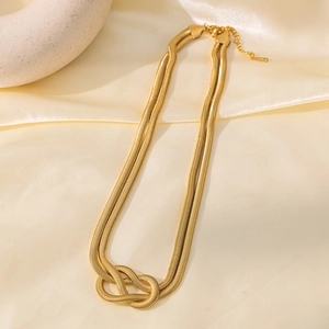 Collier double couche à maille serpent dorée avec un design noué de style punk