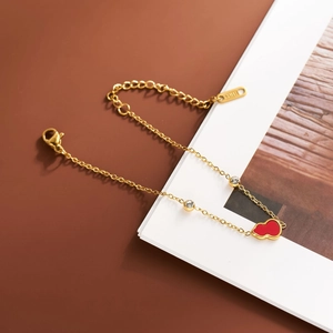 Bracelet en acier inoxydable doré avec gourde en émail rouge et accents de zircon