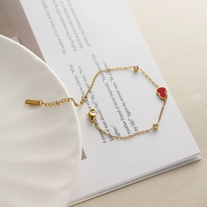 Bracelet élégant en acier inoxydable doré 18 carats avec pendentif gourde rouge et zircons
