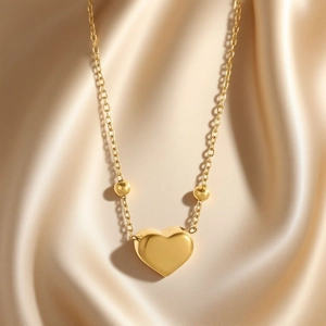 Élégant collier avec pendentif en forme de cœur doré sur fond de soie beige douce