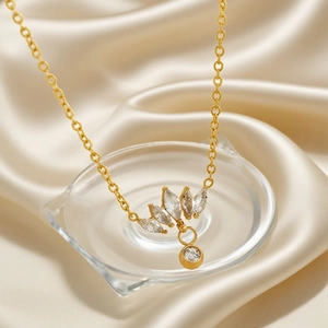 Collier Pendentif Couronne En Acier Inoxydable Strass Étincelant Couleur Or Élégant Hip Hop Bijoux De Mode Pour Femmes