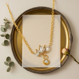 Collier couronne chic en acier titane doré avec pendentif en cristal marquise
