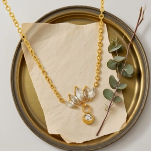 Collier couronne en acier titane doré avec zircons marquise sur plateau vintage