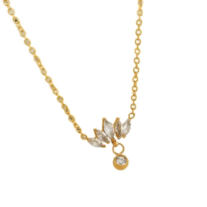 Collier élégant en or avec pendentif en cristaux marquise et ronds sur fond blanc