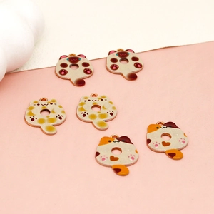 Dettaglio di ciondoli a forma di gatto ciambella per accessori fai-da-te e gioielleria.