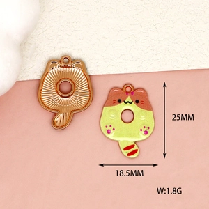 Primo piano di ciondoli a forma di gatto donut, dimensioni 25mm x 18,5mm, peso 1,8g