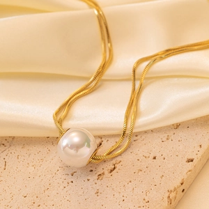 Collier double couche en acier titane avec perle élégante sur fond en soie