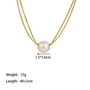 Collier double en acier titane doré avec un grand pendentif perle sur une chaîne serpent