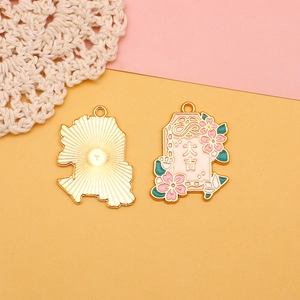 Detailansicht japanischer Kirschblüten Omamori Emaille Anhänger für DIY Schmuck