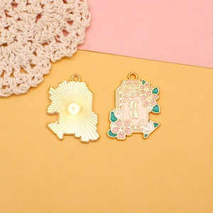 Nahaufnahme eines japanischen Kirschblüten-Omamori-Anhängers für DIY-Schmuckherstellung