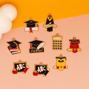 Detailansicht verschiedener Emaille-Anhänger zum Thema Abschluss für DIY-Schmuck