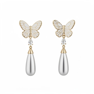 Elegante 14K vergoldete Schmetterlings-Ohrstecker mit weißen Tropfenperlen und Kristallen