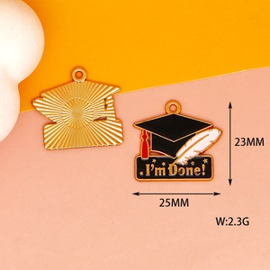 Emaille-Doktorhut-Anhänger mit 'I'm Done!'-Text für DIY-Schmuckherstellung