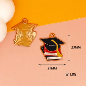 Emaillierter Anhänger mit Doktorhut und Büchern für DIY-Schmuck und Schlüsselanhänger
