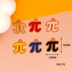 Detailgetreue Makroansicht bunter Pi-Symbol-Emaille-Anhänger mit Maßen 16mm x 14mm