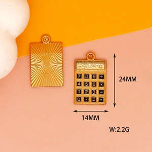 Goldener Taschenrechner-Anhänger für DIY-Schmuck mit Größe 24x14mm und Gewicht 2,2g Details.