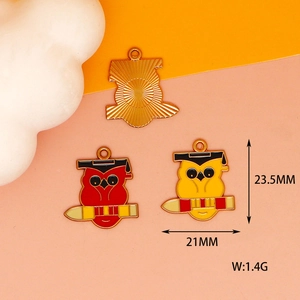 Eulen-Anhänger zum Abschluss mit Doktorhut und Bleistift-Details Größe 23,5x21mm Metall
