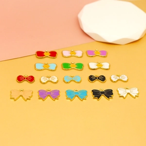 Detailansicht bunter Emaille-Schleifenanhänger für DIY-Schmuck und Haarschmuck