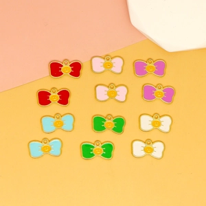 Detailansicht von bunten Emaille-Schleifenanhängern mit Smileys für DIY-Schmuckkreationen.
