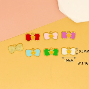 Detailansicht bunter Schleifenanhänger mit Smileys und Abmessungen von 19x10,5 mm.