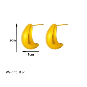 Detailed size chart of gold C-shape stud earrings with 2cm height and 1cm width dimensions