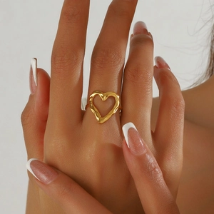 Anello a cuore cavo dorato con texture fusa in acciaio inossidabile placcato oro 18K