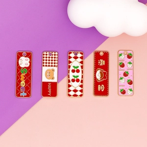 Détail de breloques en émail DIY colorées avec motifs mignons de fraise, cerise et lapin