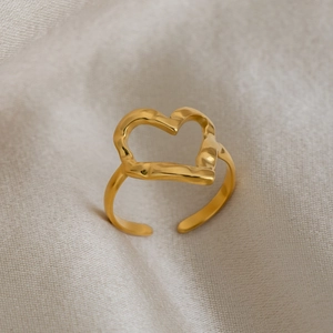 Anello a cuore dorato martellato con design aperto minimalista regolabile
