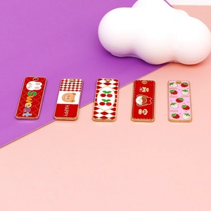 Vue détaillée de breloques DIY rectangulaires colorées avec motifs fraise et lapin.